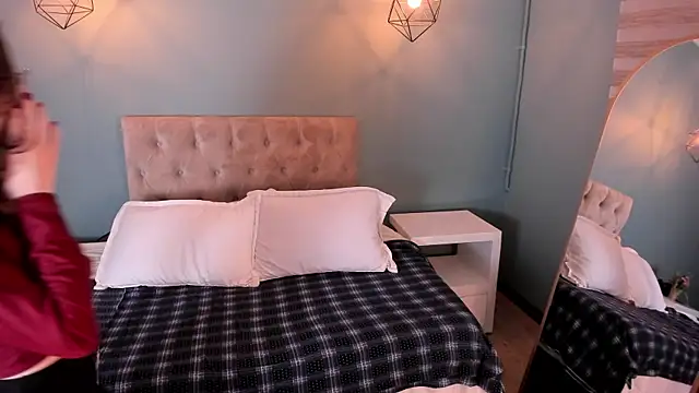 Snapshot of Julianne__ chatting on 09/11/25, 04:45 Julianne online show from 09/11/25, 04:45