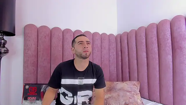 Snapshot of Lushian_ chatting on 11/12/25, 02:39 Lushian online show from 11/12/25, 02:39