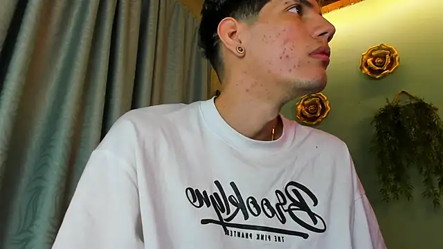 Snapshot of david_huge chatting on 09/23/25, 08:28 david huge online show from 09/23/25, 08:28