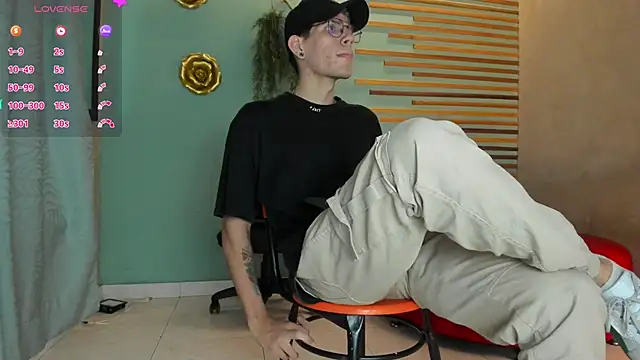 Snapshot of david_huge chatting on 10/02/25, 01:23 david huge online show from 10/02/25, 01:23