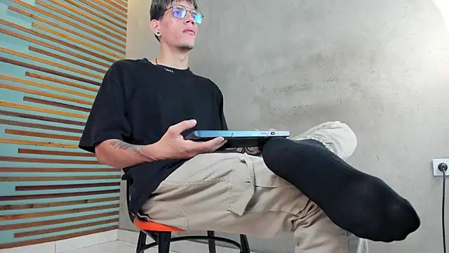 Snapshot of david_huge chatting on 10/17/25, 01:25 david huge online show from 10/17/25, 01:25