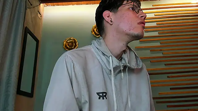 Snapshot of david_huge chatting on 10/21/25, 01:23 david huge online show from 10/21/25, 01:23