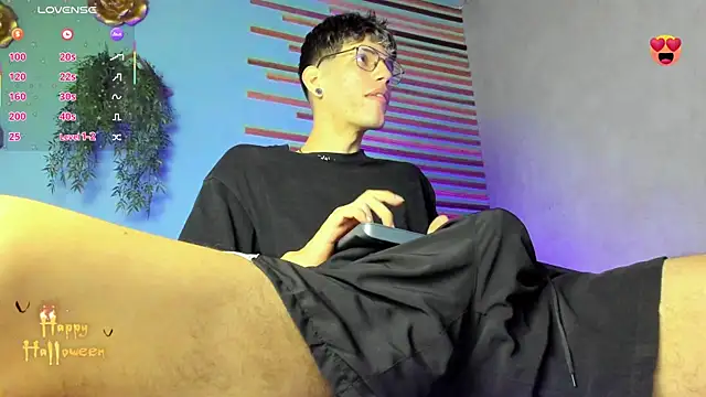 Snapshot of david_huge chatting on 10/23/25, 01:32 david huge online show from 10/23/25, 01:32