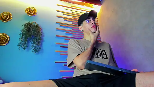 Snapshot of david_huge chatting on 10/24/25, 01:40 david huge online show from 10/24/25, 01:40