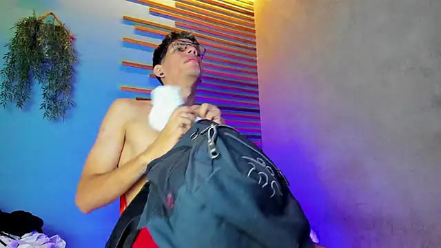 Snapshot of david_huge chatting on 10/25/25, 01:40 david huge online show from 10/25/25, 01:40