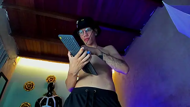 Snapshot of david_huge chatting on 11/05/25, 01:33 david huge online show from 11/05/25, 01:33