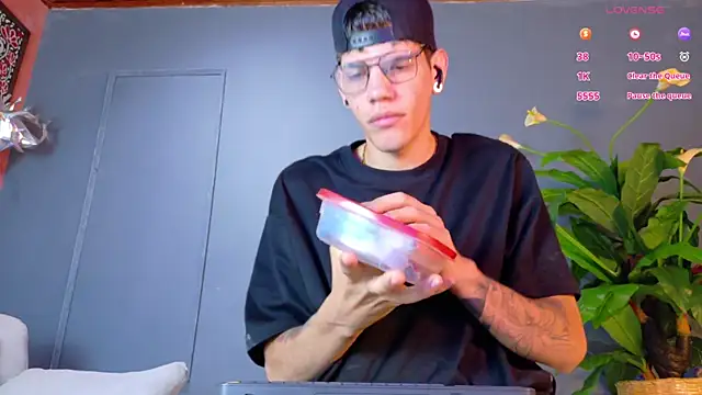 Snapshot of david_huge chatting on 11/07/25, 01:22 david huge online show from 11/07/25, 01:22