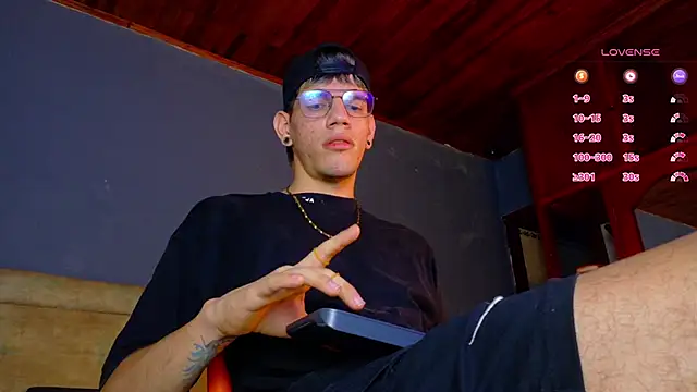 Snapshot of david_huge chatting on 11/16/25, 01:33 david huge online show from 11/16/25, 01:33