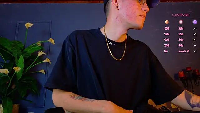 Snapshot of david_huge chatting on 11/18/25, 01:33 david huge online show from 11/18/25, 01:33