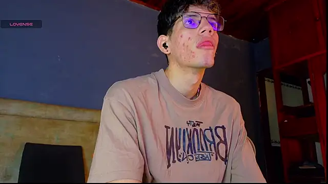 Snapshot of david_huge chatting on 11/20/25, 01:22 david huge online show from 11/20/25, 01:22