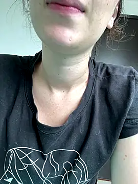 Snapshot of Megan_colsom chatting on 10/31/25, 04:19 Megan colsom online show from 10/31/25, 04:19