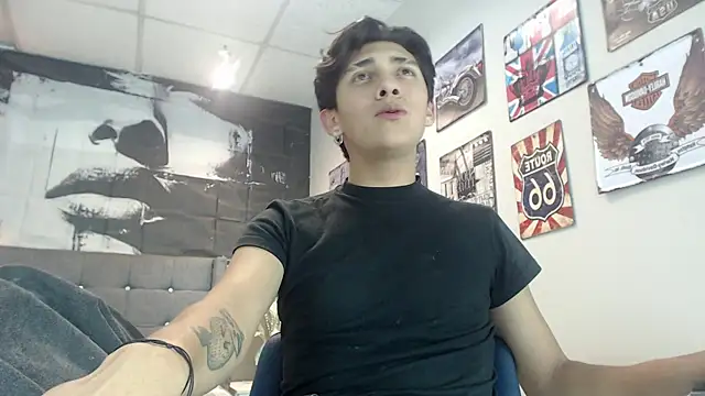 Snapshot of Ethann1_ chatting on 10/22/25, 04:02 Ethann1  online show from 10/22/25, 04:02