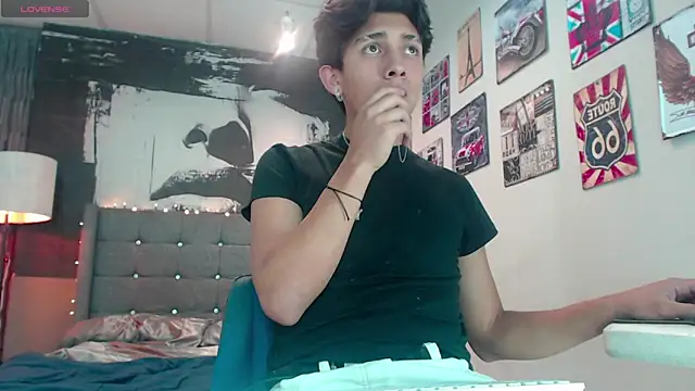 Snapshot of Ethann1_ chatting on 10/23/25, 04:45 Ethann1  online show from 10/23/25, 04:45