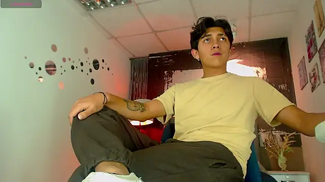 Snapshot of Ethann1_ chatting on 10/24/25, 04:20 Ethann1  online show from 10/24/25, 04:20