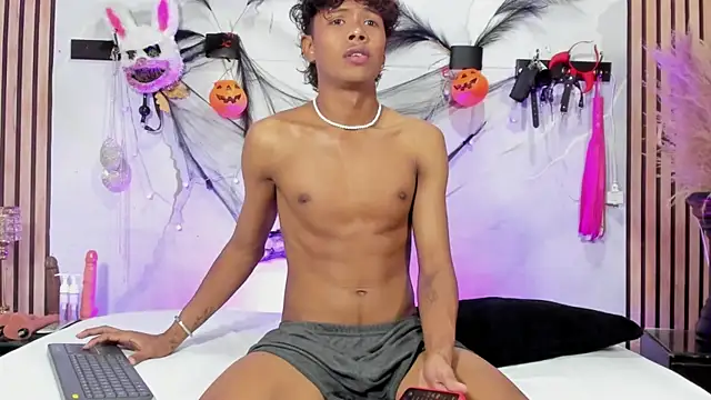 MilthonDelis online show from 10/31/25, 04:24