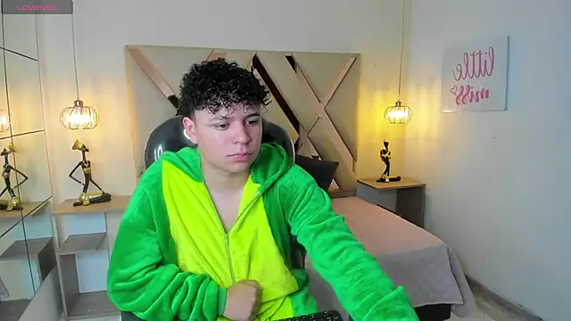 BenjaminBottonn online show from 09/28/25, 07:41