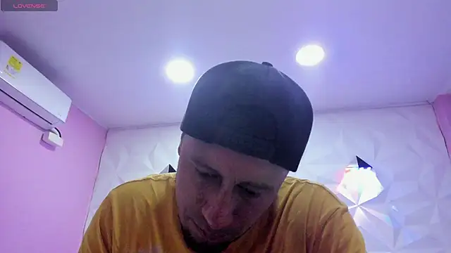 Snapshot of willou_86 chatting on 10/02/25, 04:14 willou 86 online show from 10/02/25, 04:14