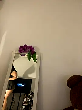 Emily Taylor2 online show from 11/14/25, 09:46