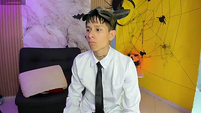 Snapshot of jake_beach chatting on 10/31/25, 07:26 jake beach online show from 10/31/25, 07:26