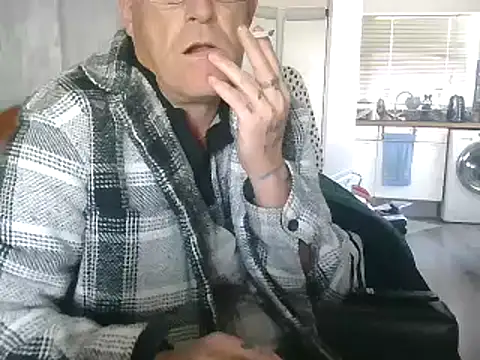 Snapshot of hefin18 chatting on 01/31/25, 01:56 hefin18 online show from 01/31/25, 01:56