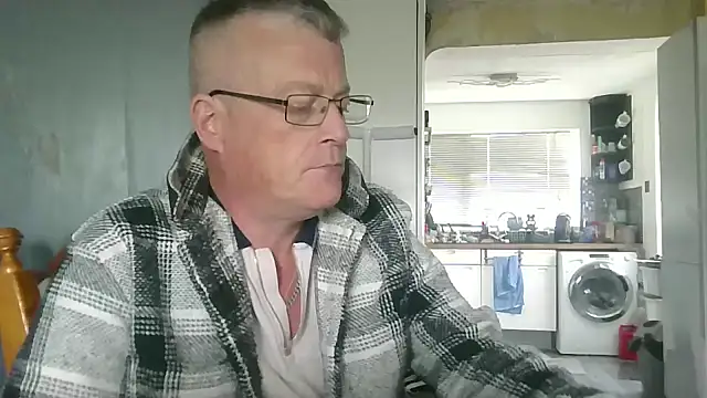 Snapshot of hefin18 chatting on 02/17/25, 01:21 hefin18 online show from 02/17/25, 01:21