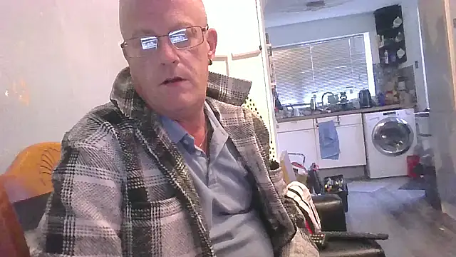 Snapshot of hefin18 chatting on 02/19/25, 04:55 hefin18 online show from 02/19/25, 04:55