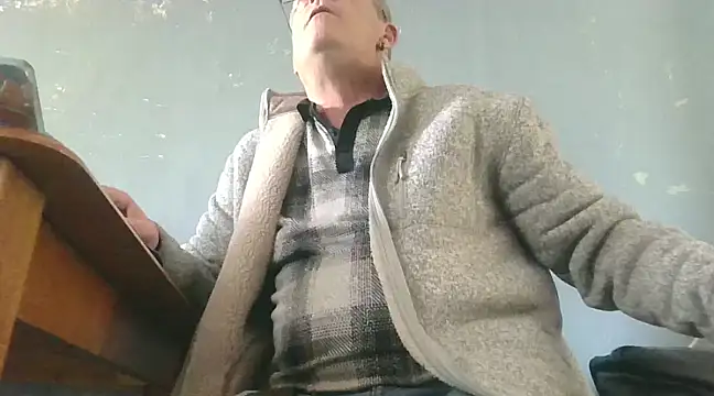 Snapshot of hefin18 chatting on 03/10/25, 03:30 hefin18 online show from 03/10/25, 03:30