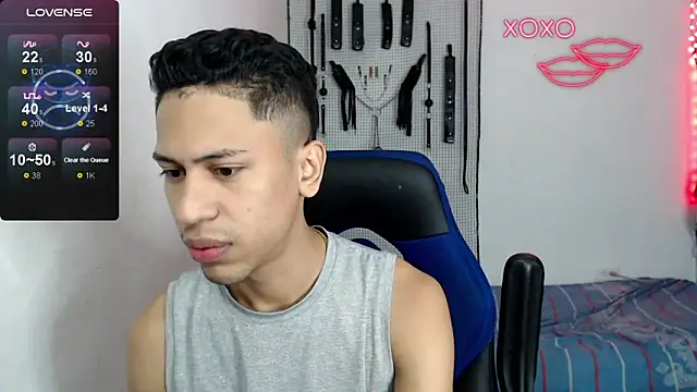 Snapshot of dylan_apol0 chatting on 10/22/25, 11:43 dylan apol0 online show from 10/22/25, 11:43