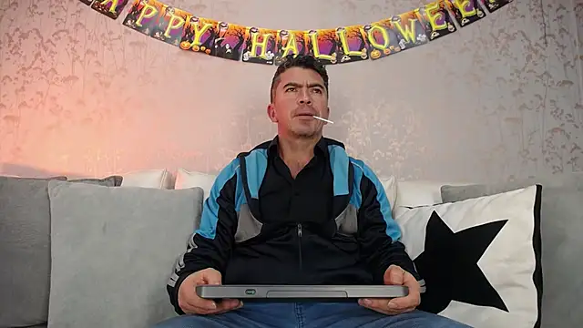 Snapshot of JuanKFit_45 chatting on 10/24/25, 01:51 JuanKFit 45 online show from 10/24/25, 01:51