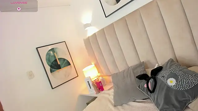 Clhoe Johnson online show from 10/17/25, 01:25