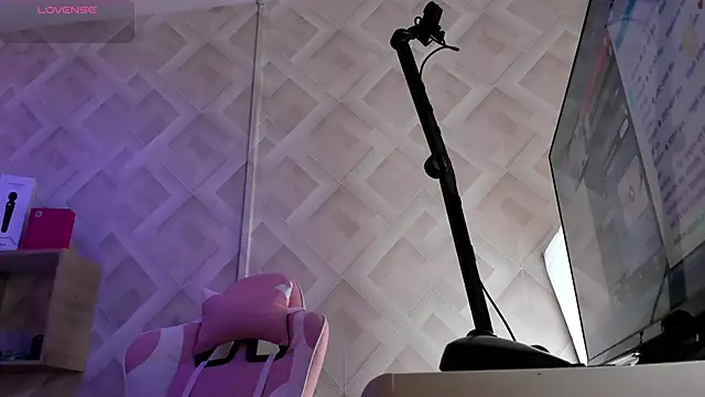 Clhoe Johnson online show from 10/24/25, 12:23