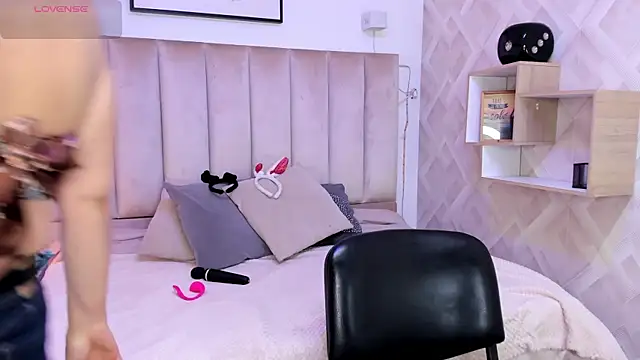 Clhoe Johnson online show from 10/28/25, 12:09