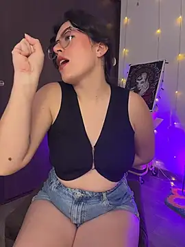 Snapshot of Katheerine chatting on 11/13/25, 02:54 Katheerine online show from 11/13/25, 02:54