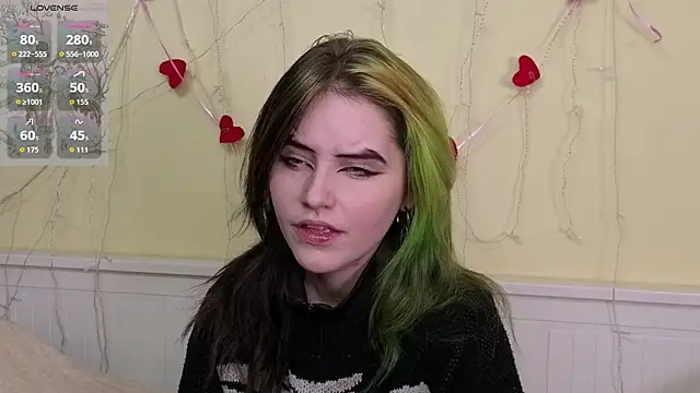 Snapshot of PortiaHedge chatting on 10/22/25, 07:13 PortiaHedge online show from 10/22/25, 07:13