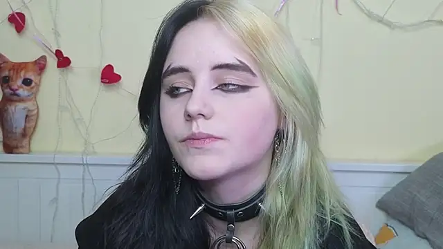 Snapshot of PortiaHedge chatting on 10/27/25, 07:51 PortiaHedge online show from 10/27/25, 07:51