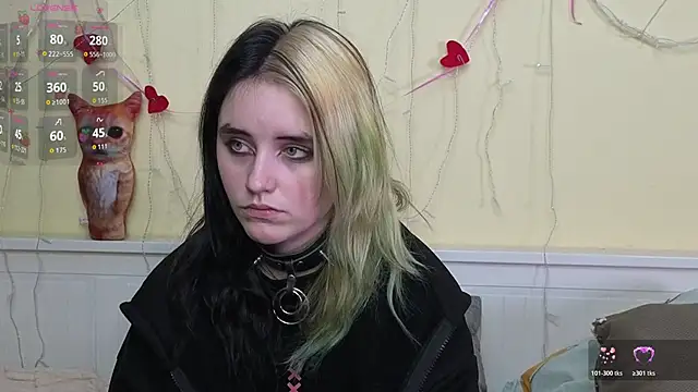 Snapshot of PortiaHedge chatting on 10/28/25, 07:27 PortiaHedge online show from 10/28/25, 07:27