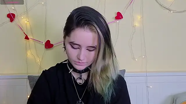 Snapshot of PortiaHedge chatting on 11/08/25, 06:18 PortiaHedge online show from 11/08/25, 06:18