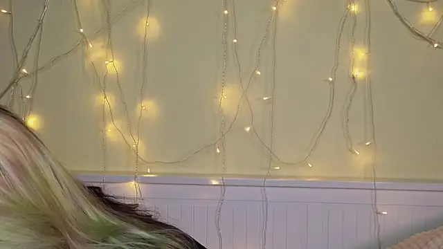 Snapshot of PortiaHedge chatting on 11/12/25, 06:19 PortiaHedge online show from 11/12/25, 06:19