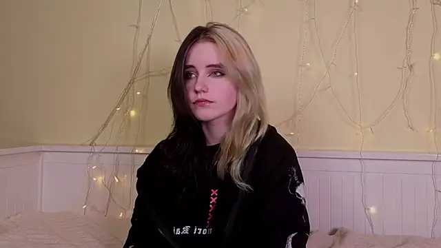 Snapshot of PortiaHedge chatting on 12/04/25, 05:54 PortiaHedge online show from 12/04/25, 05:54