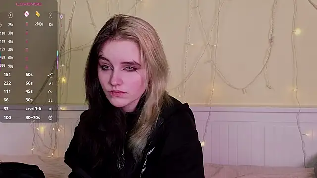 Snapshot of PortiaHedge chatting on 12/05/25, 06:37 PortiaHedge online show from 12/05/25, 06:37