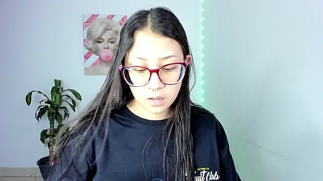 Snapshot of rouse_red chatting on 09/21/25, 02:08 rouse red online show from 09/21/25, 02:08