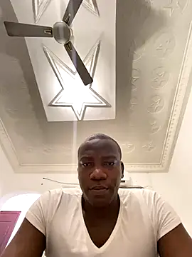 Snapshot of Atta-esi chatting on 11/15/25, 11:54 Atta-esi online show from 11/15/25, 11:54