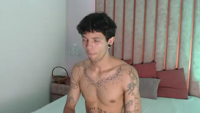 Snapshot of Enzo_Hunter chatting on 09/30/25, 03:55 Enzo Hunter online show from 09/30/25, 03:55
