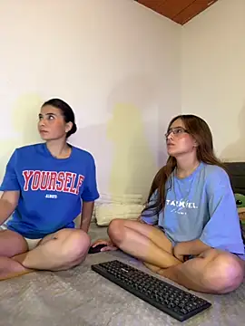 roxanne 03 online show from 10/22/25, 04:24