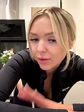 Snapshot of lolableux chatting on 11/18/25, 05:17 lolableux online show from 11/18/25, 05:17