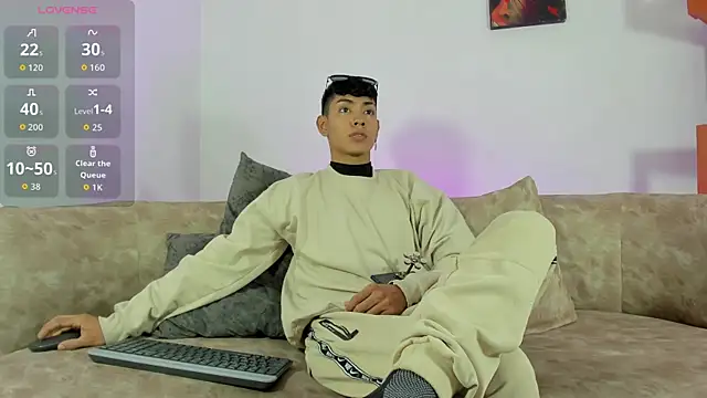 LoganTwink18 online show from 11/13/25, 12:48