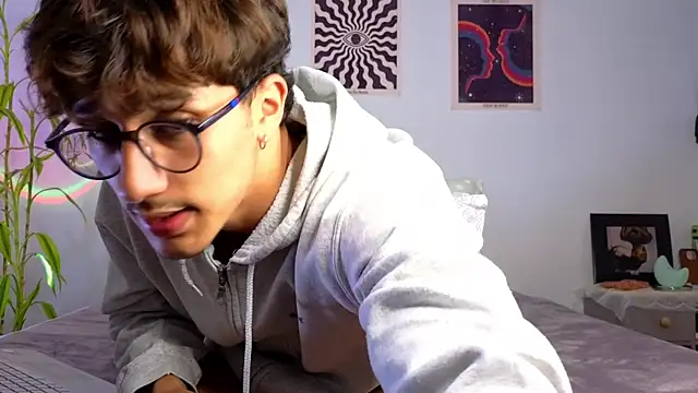 Snapshot of LatinReall chatting on 10/12/25, 10:09 LatinReall online show from 10/12/25, 10:09