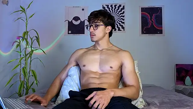 Snapshot of LatinReall chatting on 10/23/25, 01:27 LatinReall online show from 10/23/25, 01:27