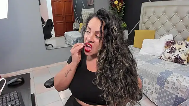 Snapshot of kris_milff chatting on 10/14/25, 06:42 kris milff online show from 10/14/25, 06:42