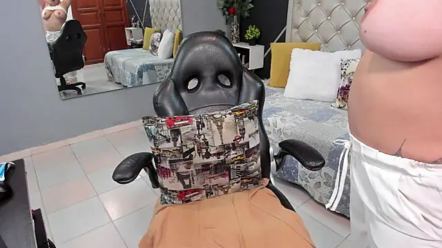 Snapshot of kris_milff chatting on 10/17/25, 07:49 kris milff online show from 10/17/25, 07:49